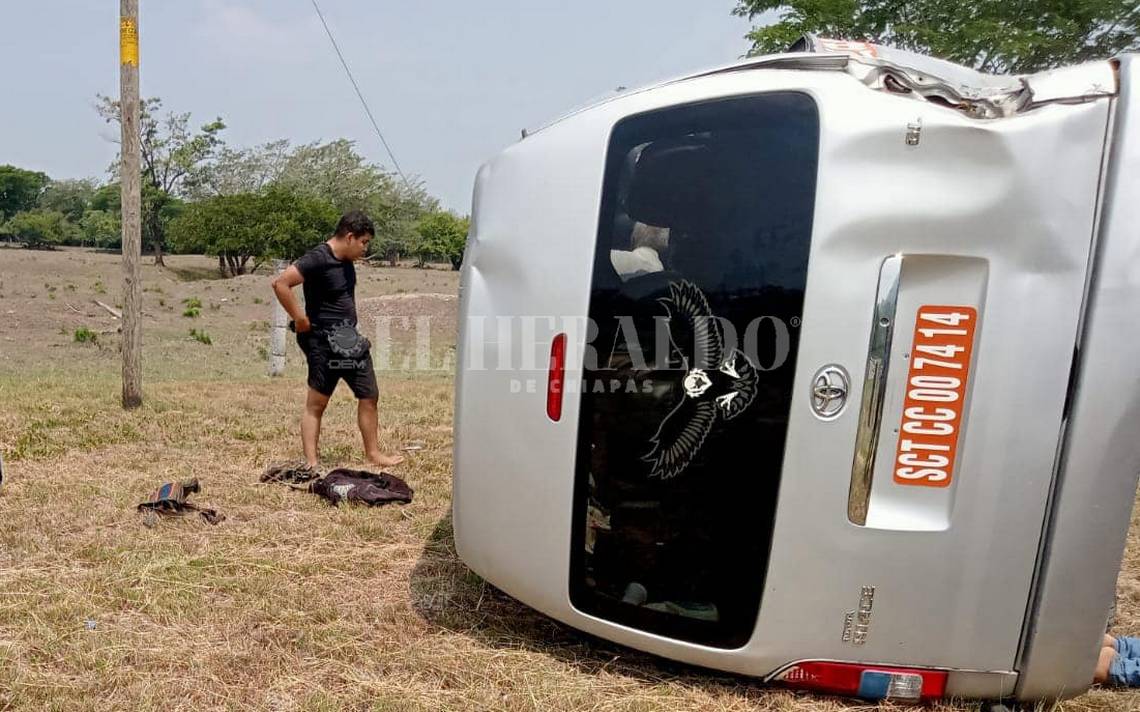 Urvan Vuelca En Carretera Arriaga Tonalá El Heraldo De Chiapas Noticias Locales Policiacas 